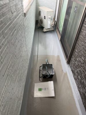 ベランダ防水　中塗り